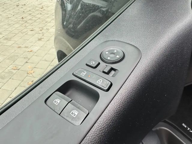 Hyundai Staria Signature