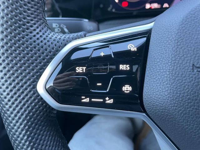 Volkswagen Golf 1.5 TSI Golf VIII R-Line Style