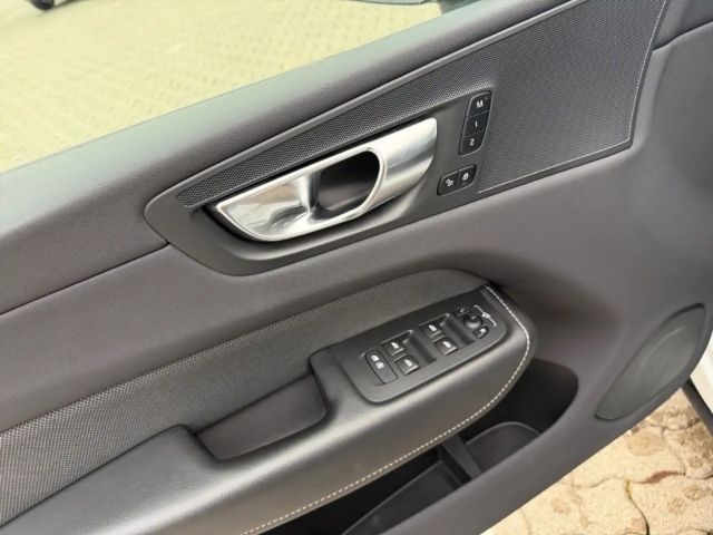 Volvo XC60 AWD R-Design Recharge