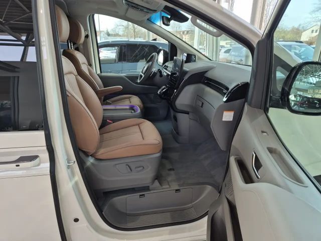 Hyundai Staria Signature