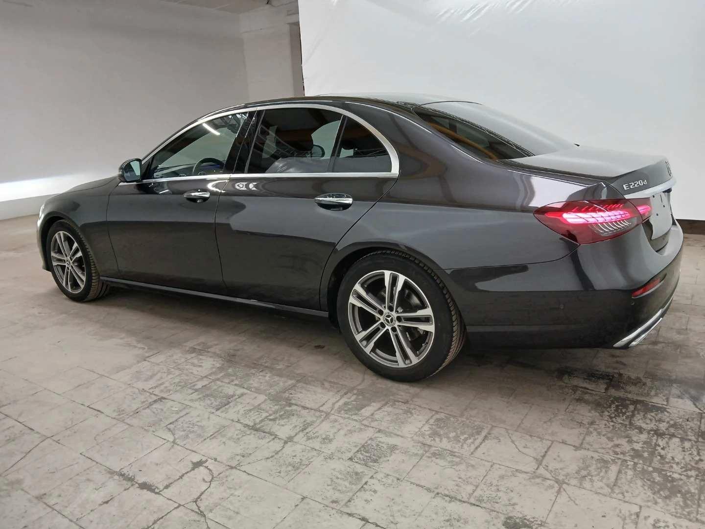 Mercedes-Benz E 220 Sedan