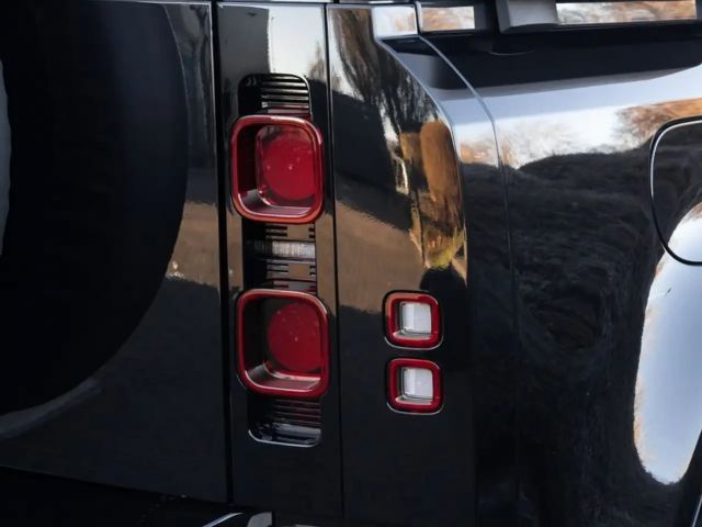 Land Rover Defender 110 D300 Dynamic SE