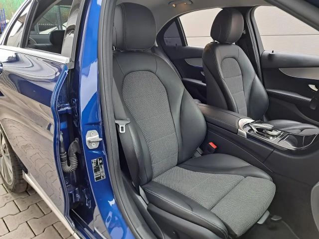 Mercedes-Benz C 300 C 300 e Sedan