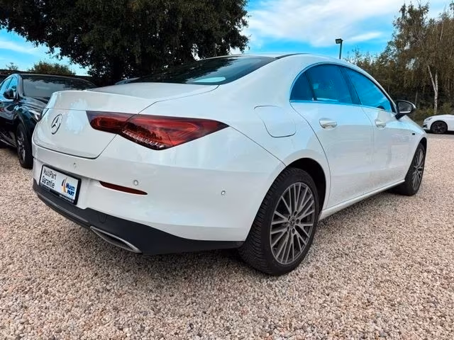 Mercedes-Benz CLA 200 AMG Line Sedan