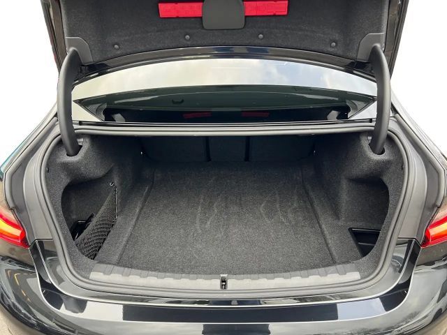 BMW 320 320i M-Sport Sedan