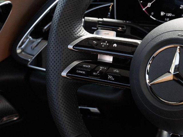 Mercedes-Benz E 200 4MATIC Sedan