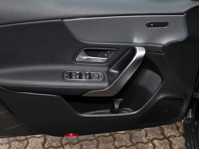 Mercedes-Benz A 180 NIGHT PAKET+CARPLAY+SPURHALTE+MBUX+17 ZOLL
