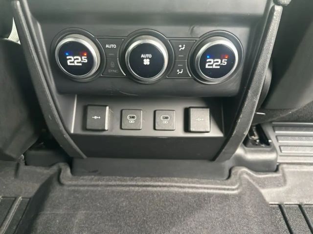 Land Rover Defender 110 D250 Dynamic SE