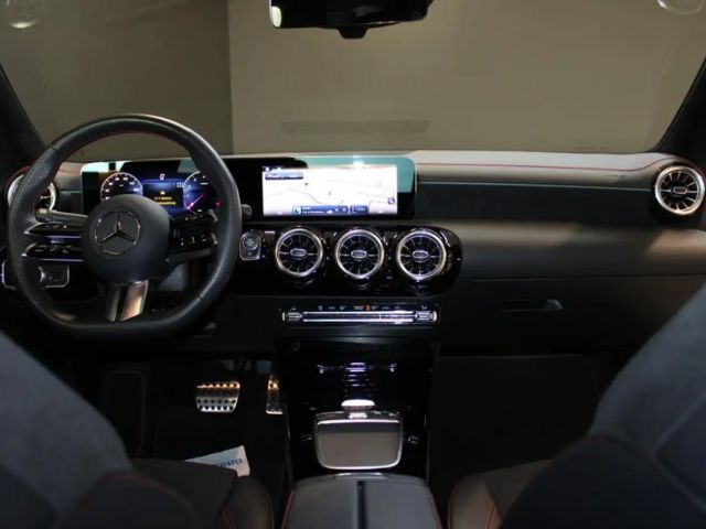 Mercedes-Benz CLA 200 AMG Line Coupé