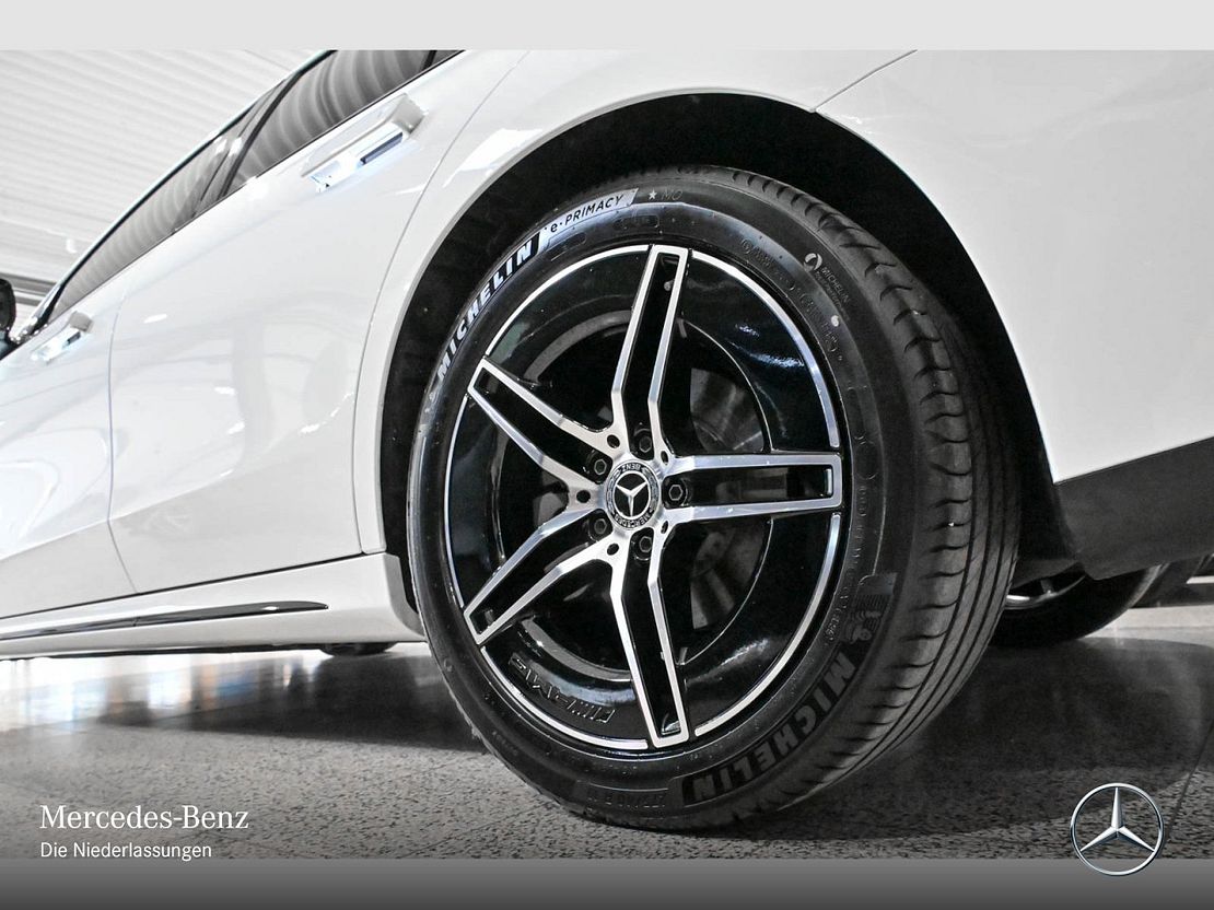 Mercedes-Benz E 220 AMG Line E 220 d Sedan