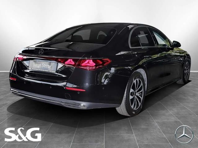 Mercedes-Benz E 200 Sedan
