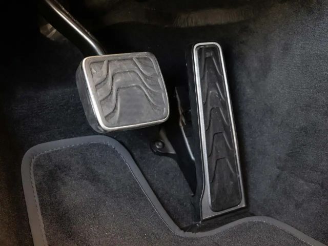 Aston Martin DBX 12 Coupé von BENTLEY FRANKFURT