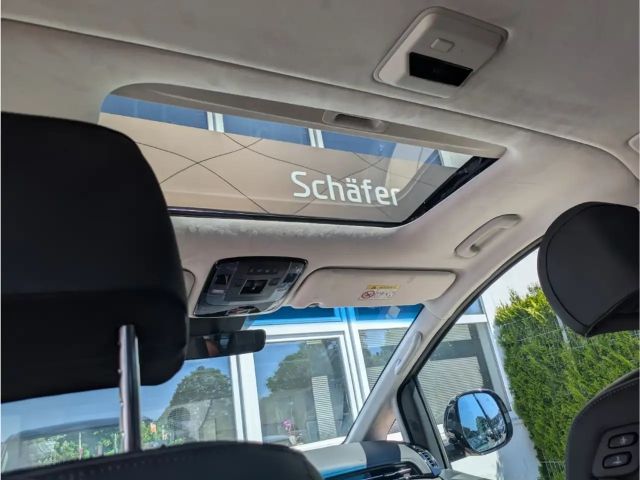 Hyundai Staria Signature