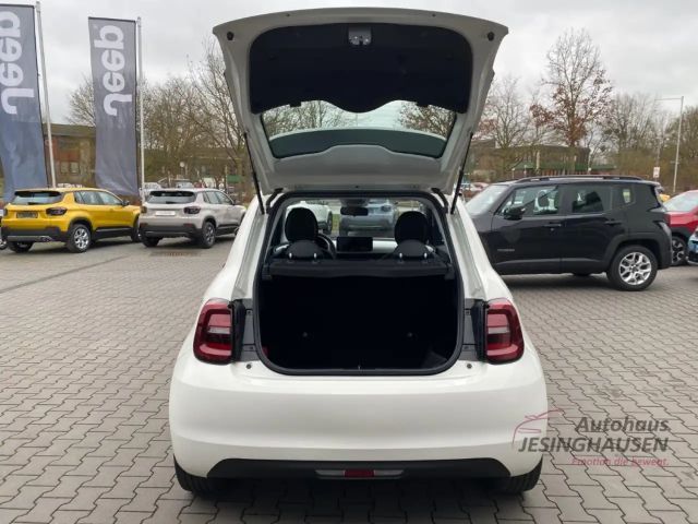 Fiat 500e Digitales Cockpit Apple CarPlay Android Auto Klima