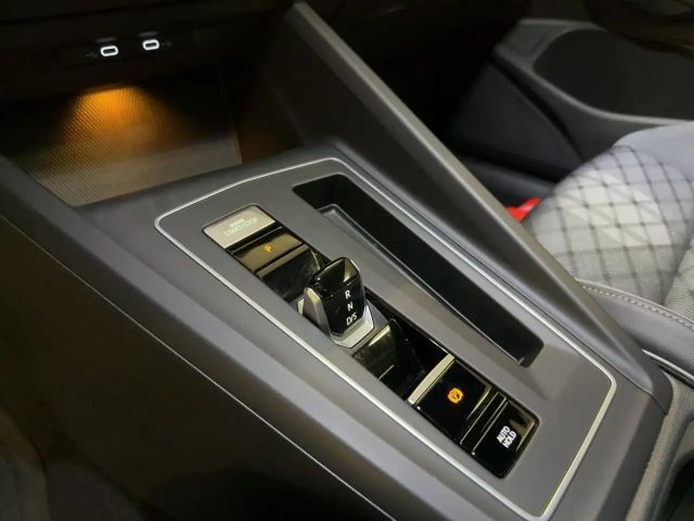 Volkswagen Golf 1.5 eTSI Golf VIII R-Line