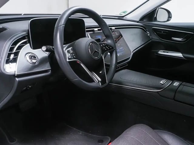Mercedes-Benz E 200 4MATIC AVANTGARDE Sedan