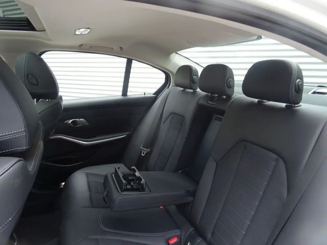 BMW 320 320i Sedan Sport Line