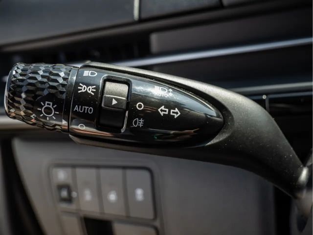 Hyundai Staria Signature