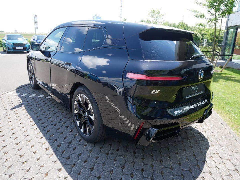 BMW iX xDrive60