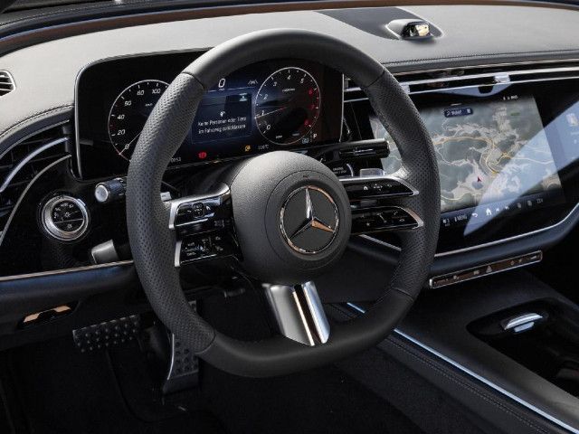 Mercedes-Benz E 200 4MATIC Sedan