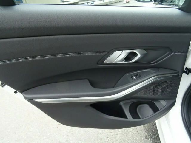 BMW 320 320i Sedan Sport Line