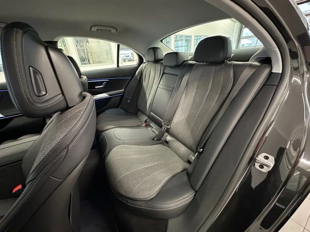 Mercedes-Benz E 300 E 300 e Sedan