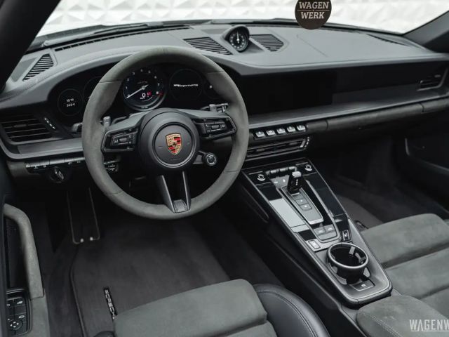 Porsche 992 4 Cabrio GTS Targa