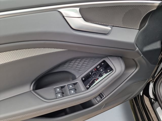 Audi A6 Avant Quattro S-Tronic