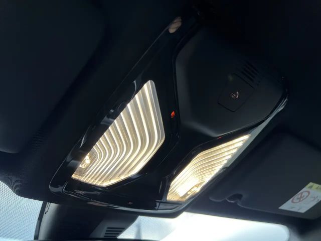 BMW 320 320i M-Sport Sedan