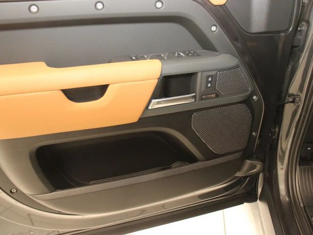 Land Rover Defender 110 D300