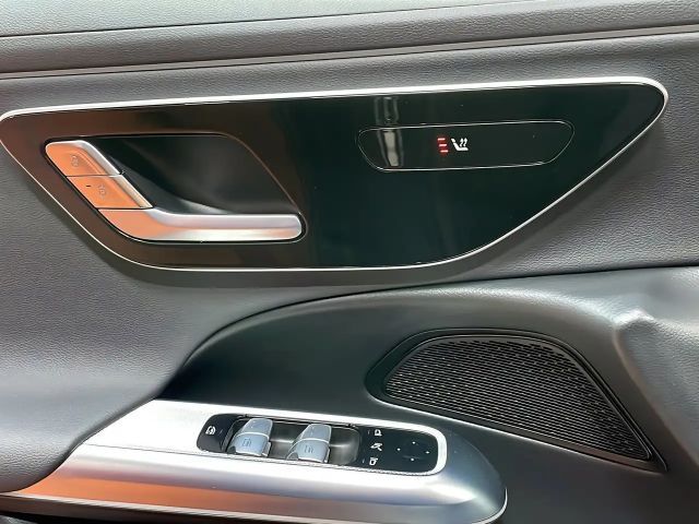 Mercedes-Benz E 200 AVANTGARDE Sedan