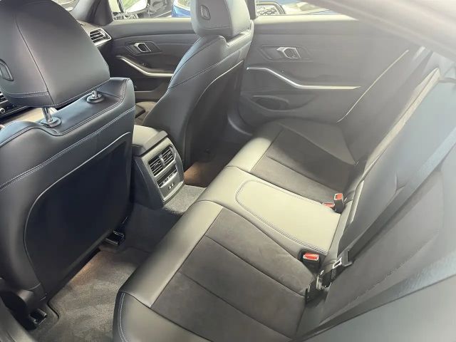 BMW 318 318i M-Sport Sedan