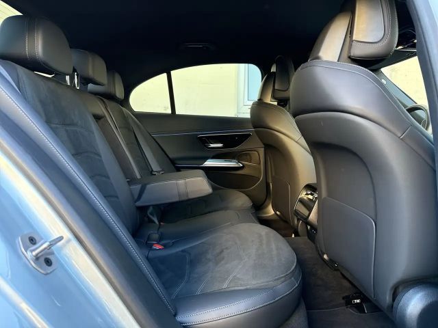 Mercedes-Benz E 200 4MATIC Sedan