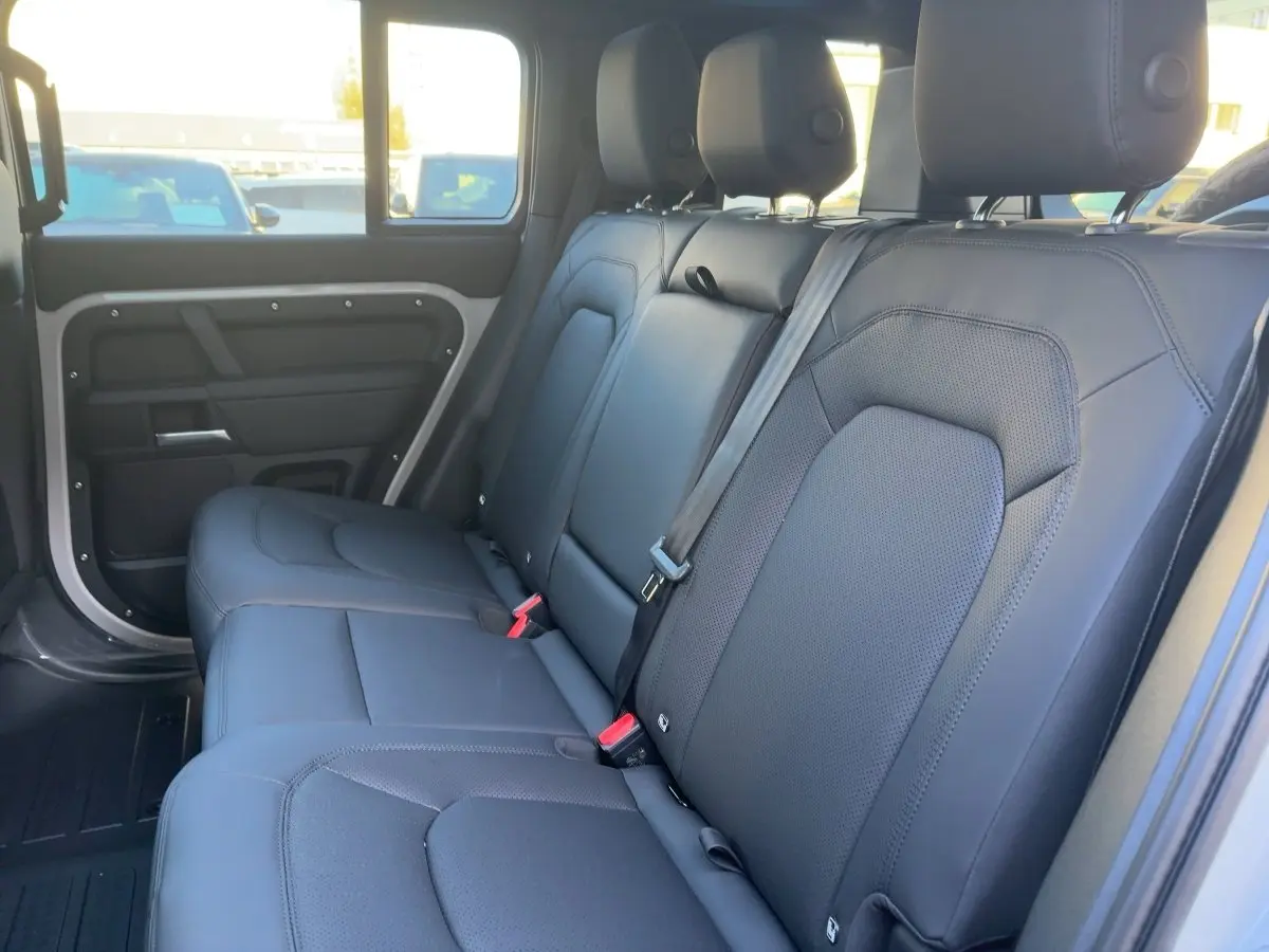 Land Rover Defender 110 D250 SE