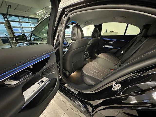 Mercedes-Benz E 300 E 300 e Sedan