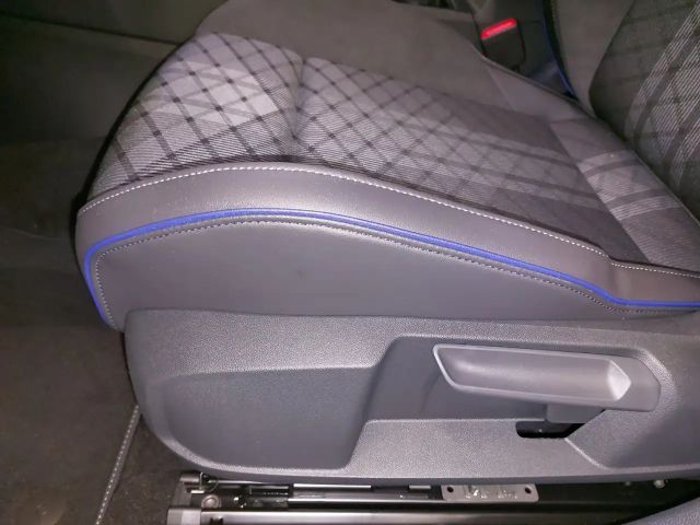 Volkswagen Golf 1.5 eTSI DSG R-Line