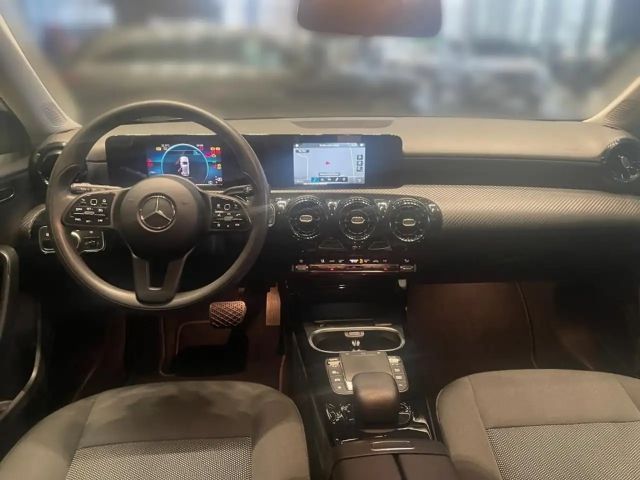 Mercedes-Benz A 200 AMBUX+CARPLAY+LED+SHZ+PDC
