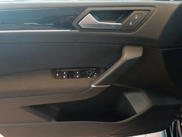 Volkswagen Touran 1.5 TSI DSG Pro R-Line