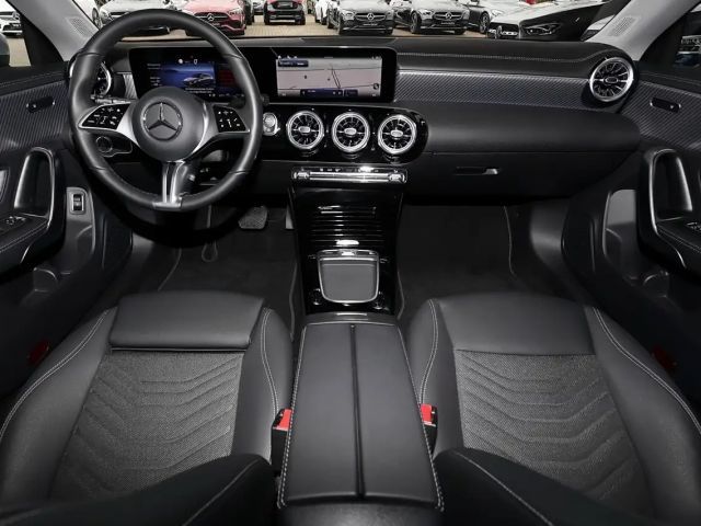 Mercedes-Benz CLA 180 TOTWINKEL+DISTRONIC+360°