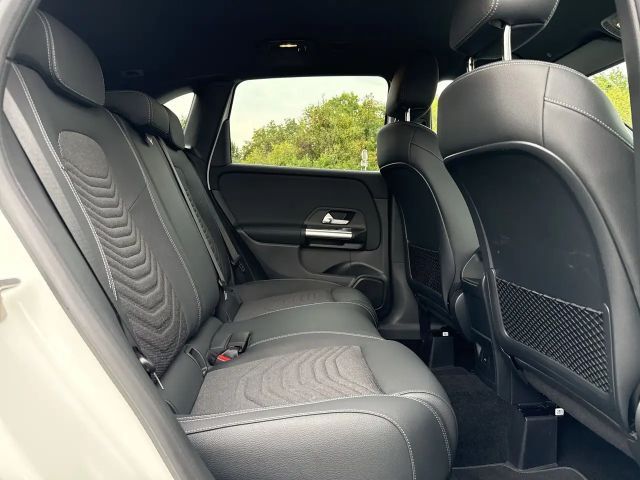 Mercedes-Benz B 180 B 180 d Sedan