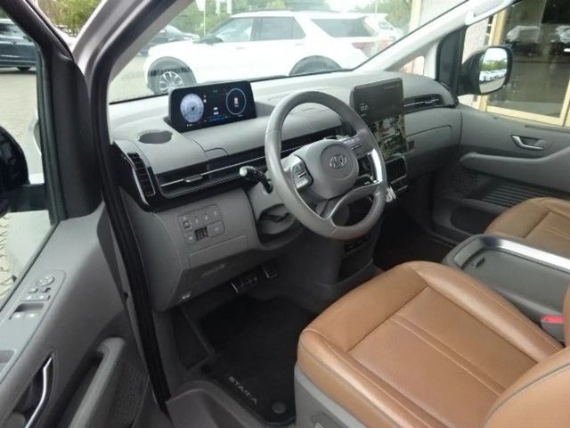 Hyundai Staria Signature