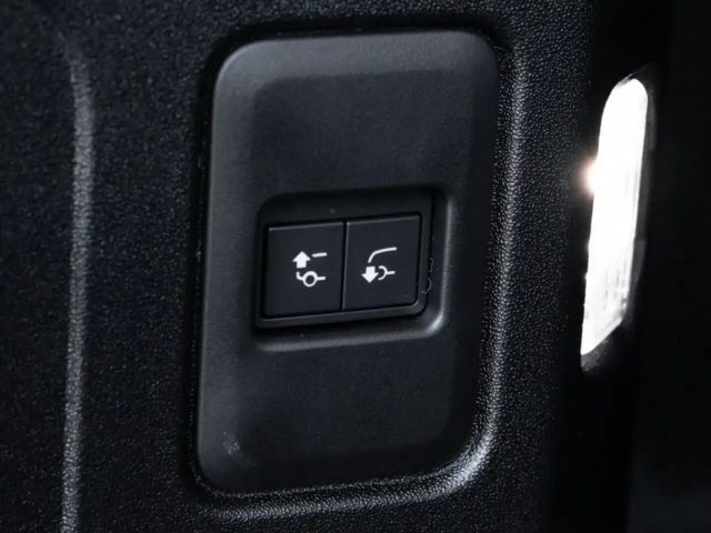 Land Rover Defender 110 D250 Dynamic SE