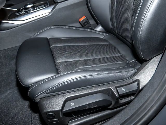 BMW 320 320i M-Sport Sedan