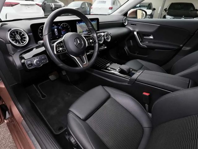 Mercedes-Benz A 180 DISTR++HEADUP+KAMERA+MBUX+CARPLAY+LED+17"