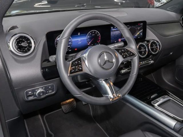 Mercedes-Benz GLA 180 W-Paket ParkAss. LED SpurH el.Heck LM