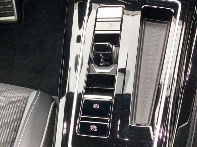 Volkswagen Golf 1.5 eTSI DSG Golf VIII R-Line