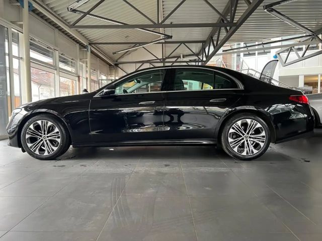 Mercedes-Benz E 200 AVANTGARDE Sedan