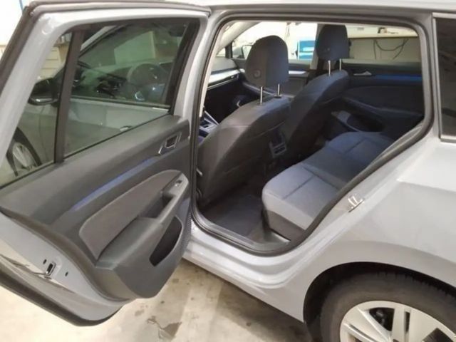 Volkswagen Golf Life Variant