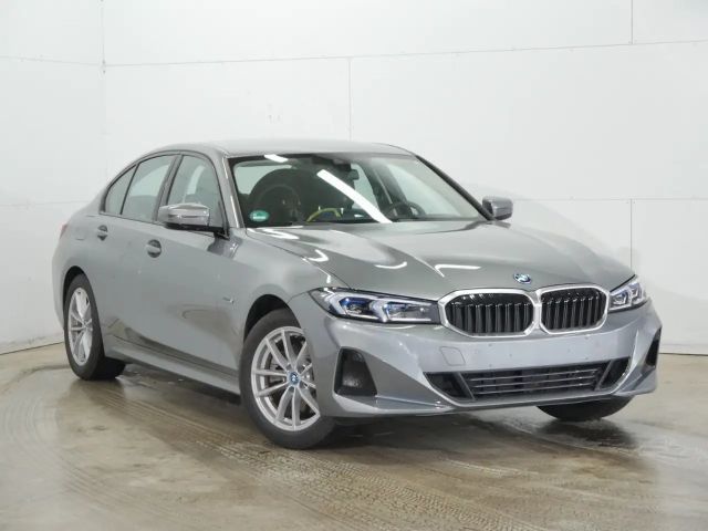 BMW 330 330e Sedan