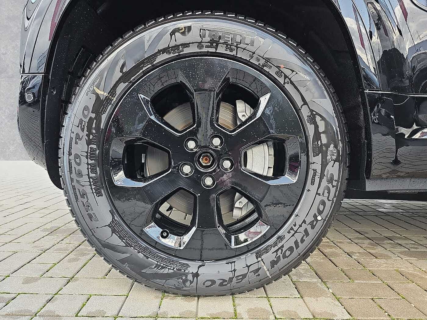 Land Rover Defender 110 Dynamic SE